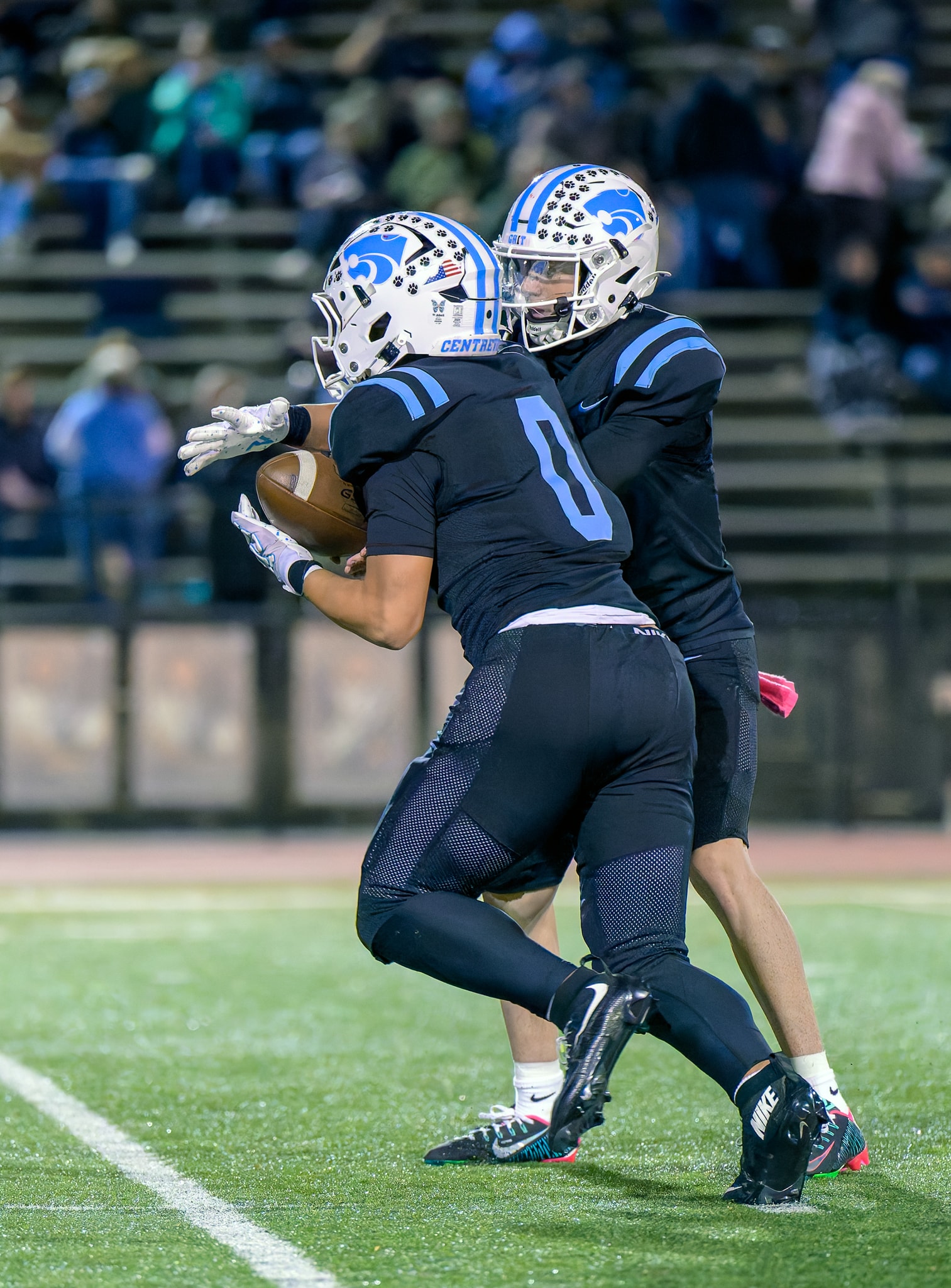Centreville receiver catches pass in traffic